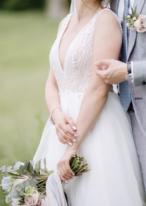 Весільне плаття з відкритою спиною та шлейфом