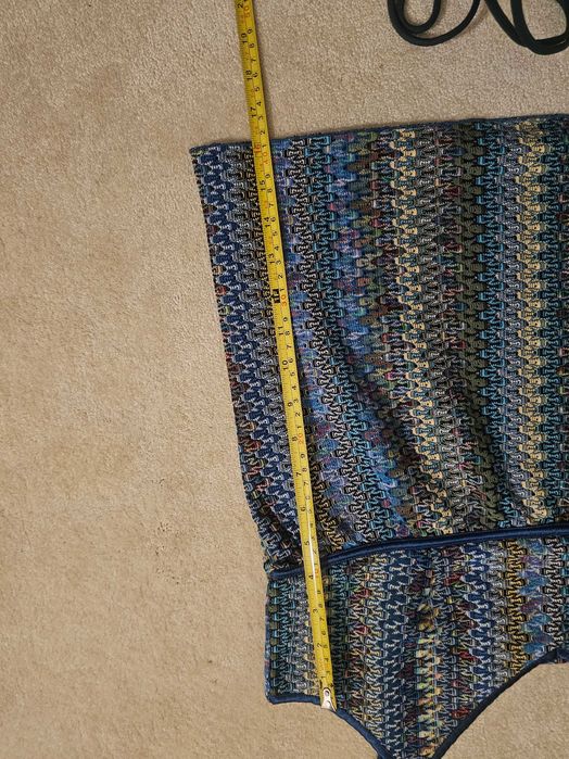 T-shirt alças tipo Missoni.