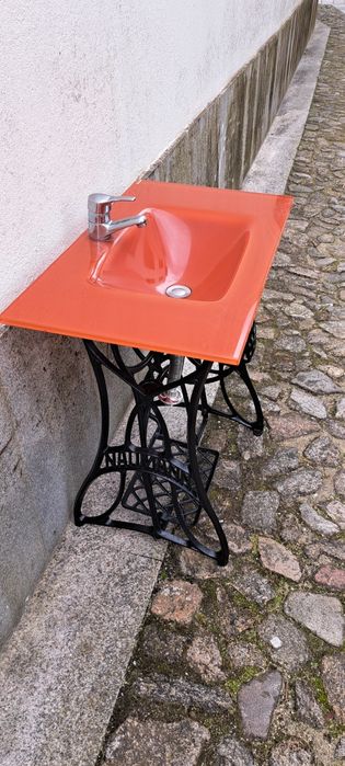 Vendo um lavatório usado com pé de maquina de costura