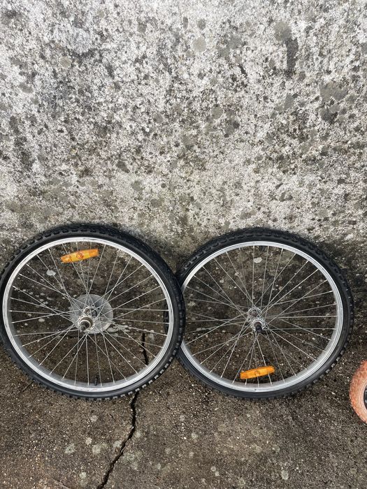 duas rodas de bicicleta