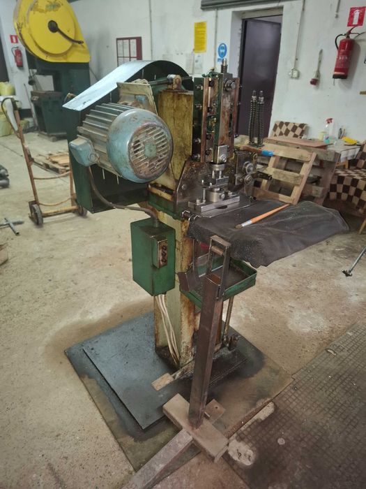 Uzębiarka, prasa z podajnikiem, maszyna do produ. brzeszczotów i taśm.