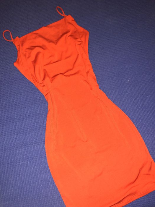 Красное обтягивающее платье