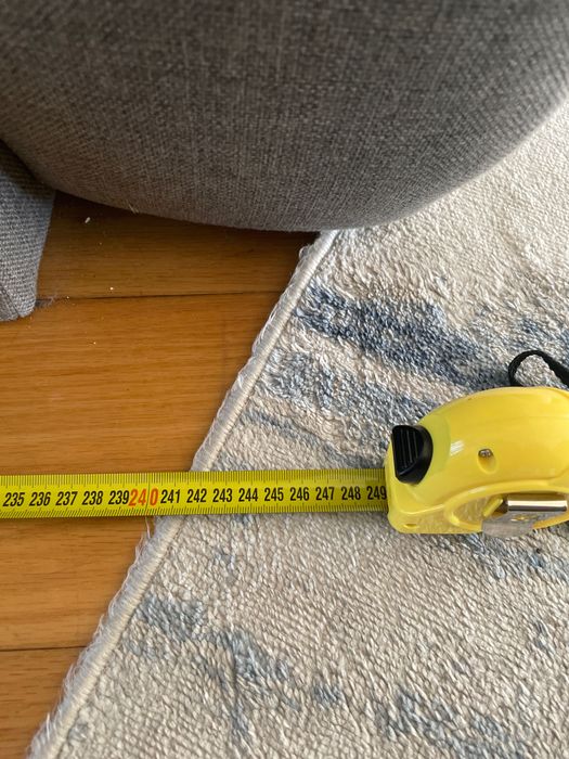 Sofá com chaise long e arrumação