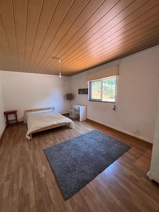 Quarto para casal em moradia isolada situado em Santa Iria da Azóia