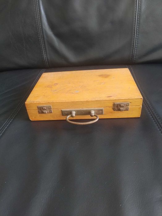 Antiga balança de precisão, aferida, com pesos, em caixa. Completa.