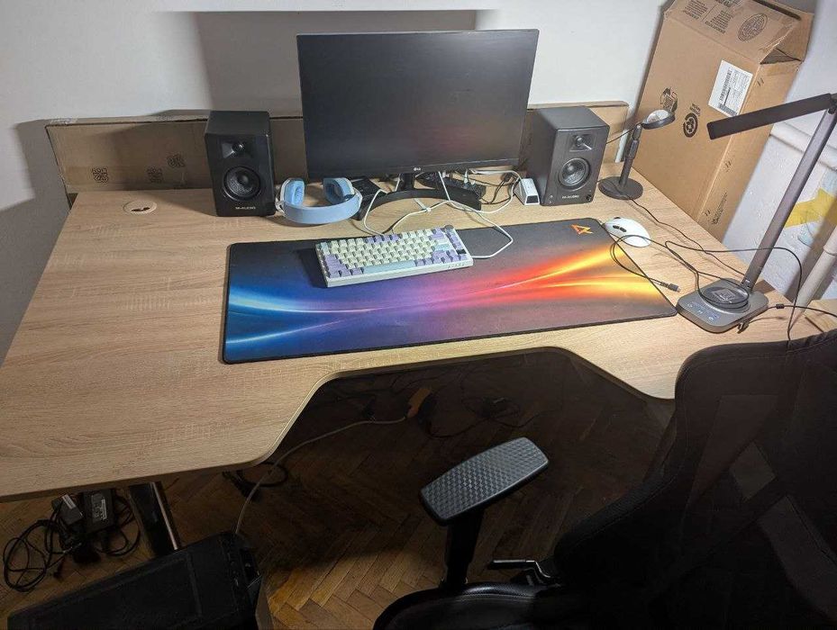 Комп'ютерний стіл великий та два крісла