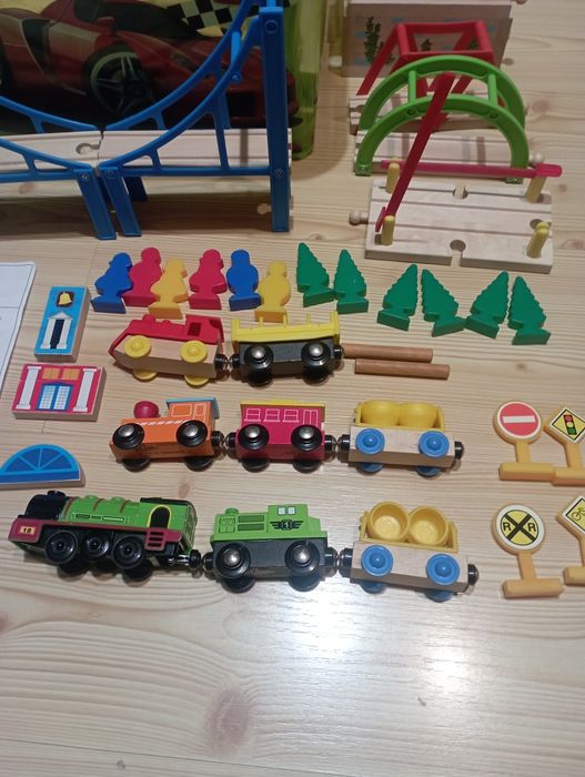 Carousel drewniany pociąg, kolejka + infrastruktura.