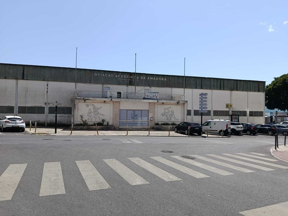 t1 na Reboleira/amadora Para investidores façam proposta imóvel com direito real de senhora viver lá até falecer tem 75 anos