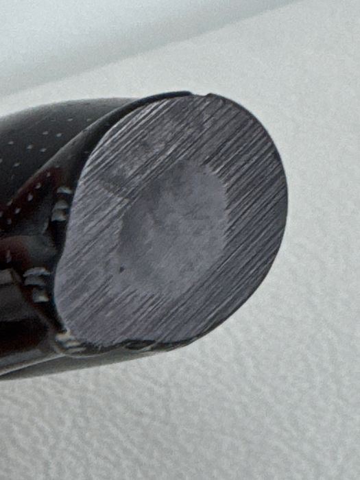 Figurka kota z kamienia , porcelany