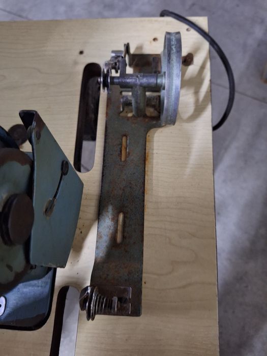 Maquina de Costura Eléctrica Singer com Mesa