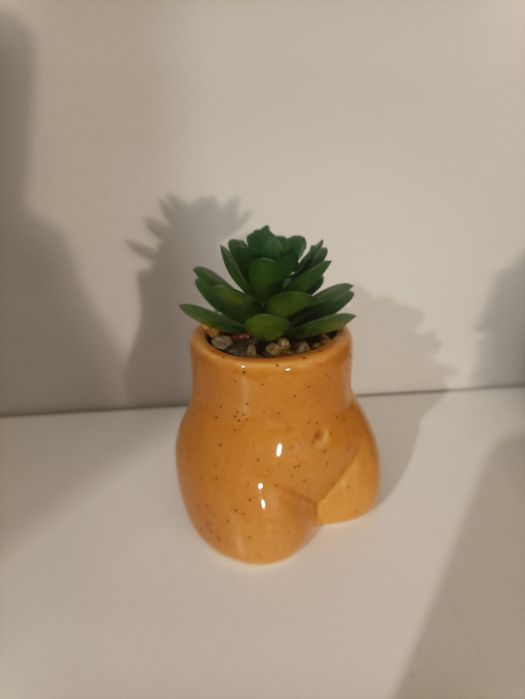 Pomarańczowa doniczka "body" z sukulentem (sztucznym)