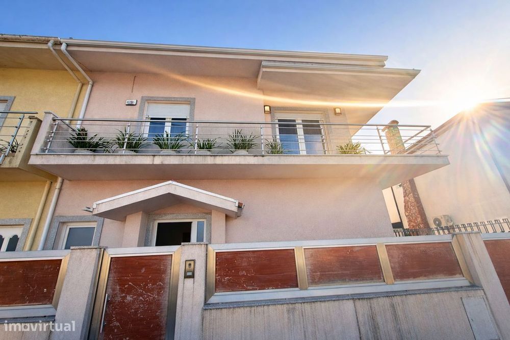 Moradia T3 | Terraço | Box 4 Carros | Varanda | Jovim | Exclusivo