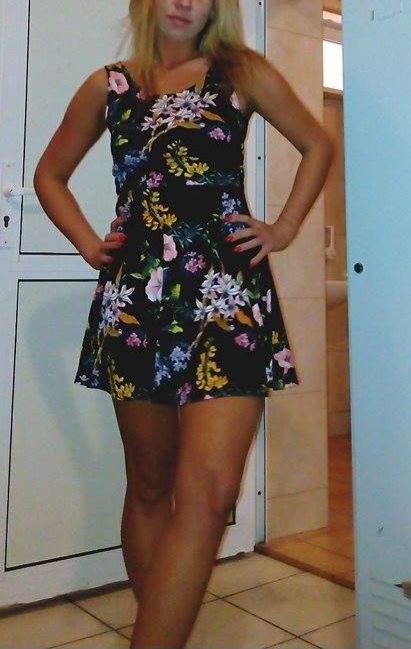 Czarna sukienka w kwiaty H&M 36