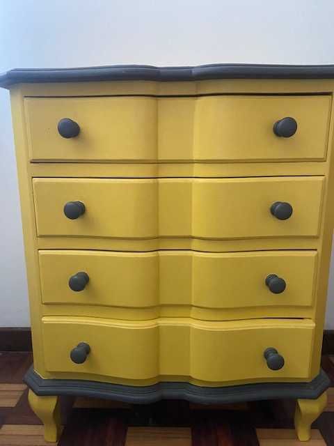 Vendo mesa de cabeceira cómoda obra de autor