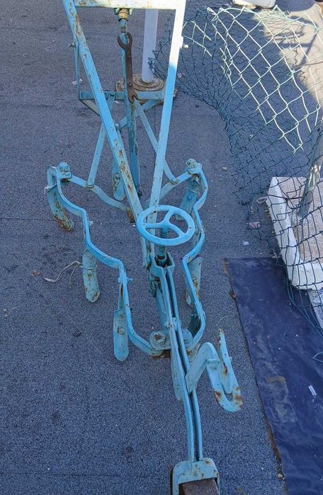 Vendo arado com muitos anos e a funcionar