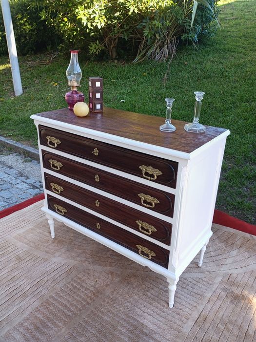 Cómoda em estilo clássico antigo, restaurada