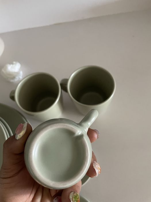 Conjunto loiça cerâmica com pratos, canecas e chávenas