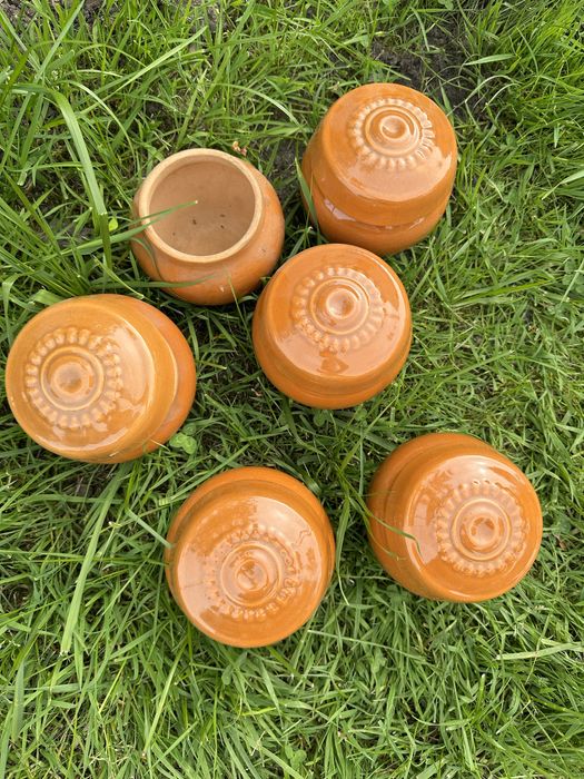 Глиняні глечики давні, не були у використанні