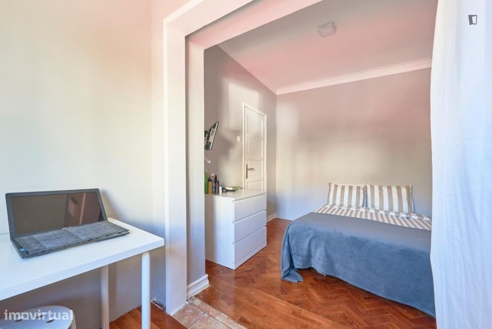 Quarto - localizado em Amadora Lisbon