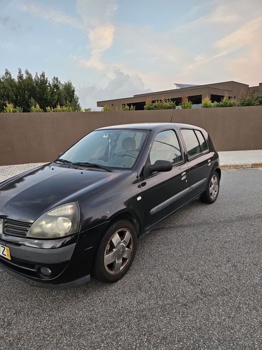 Renault Clio II 1.2 gasolina, nacional, de 2004.