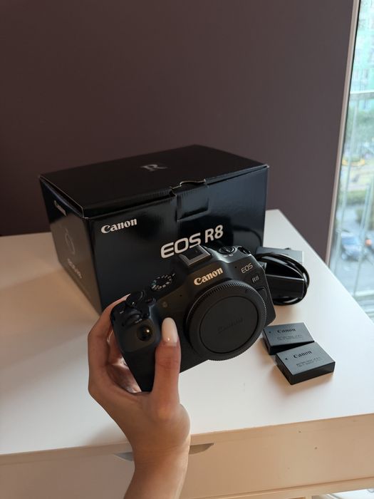 Камера Canon EOS R8
