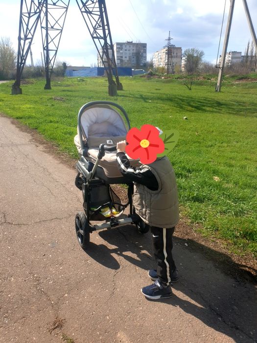 Дитяча каляска як для хлопчіка так і для дівчінки