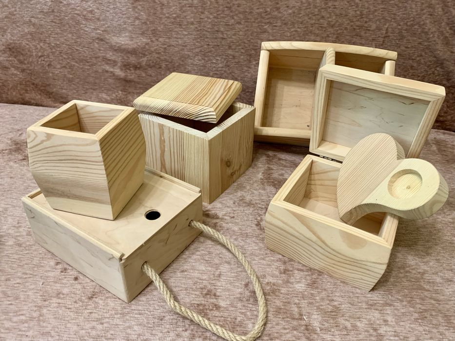 Деревʼяні коробочки, шкатулки, підсвічники