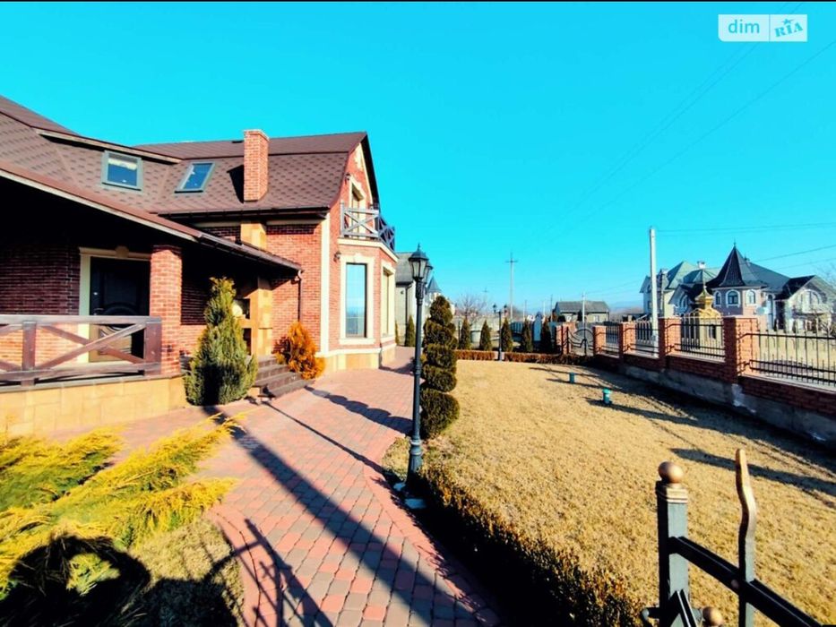 Продається будинок в англійському стилі