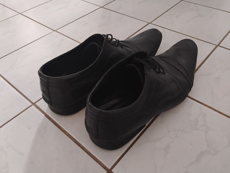 Buty męskie do garnituru.