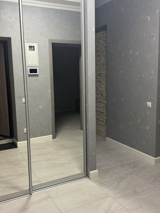 Центр. Сучасний, новий ремон, меблі, техніка. Ніхто не жив