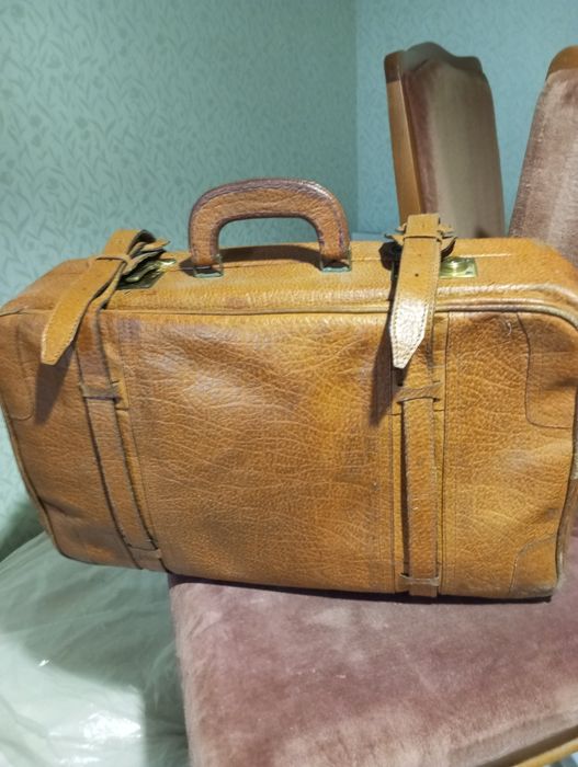 Натуральный чемодан  коричневого