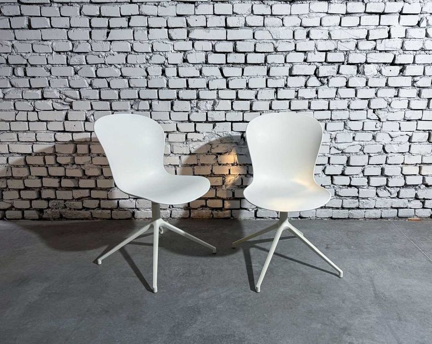 Plastikowe krzesło BoConcept Adelaide na obrotowej nodze
