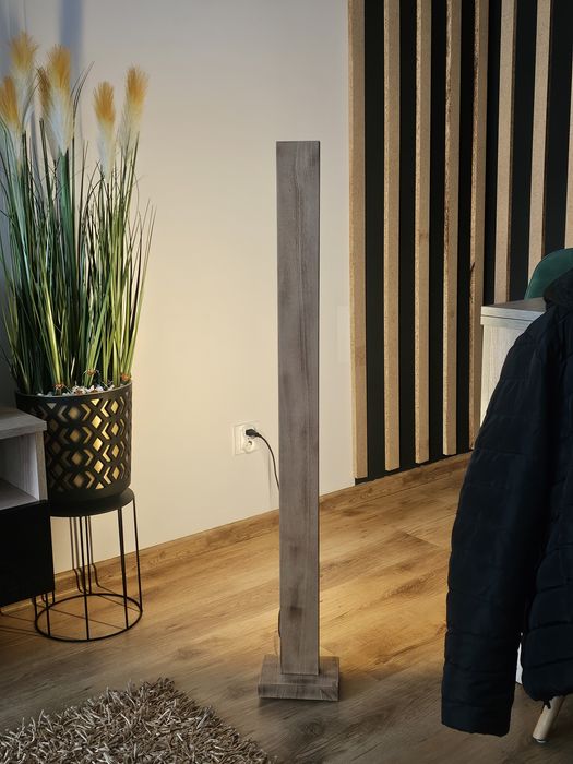 Stojąca drewniana lampa LED