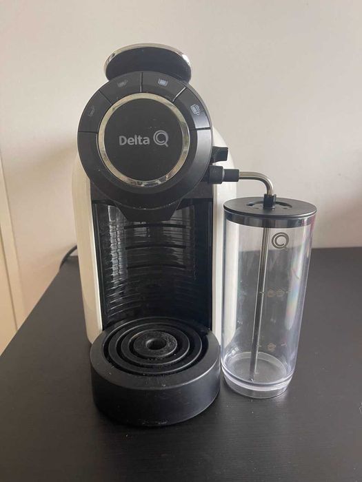 Máquina de café de cápsulas Delta