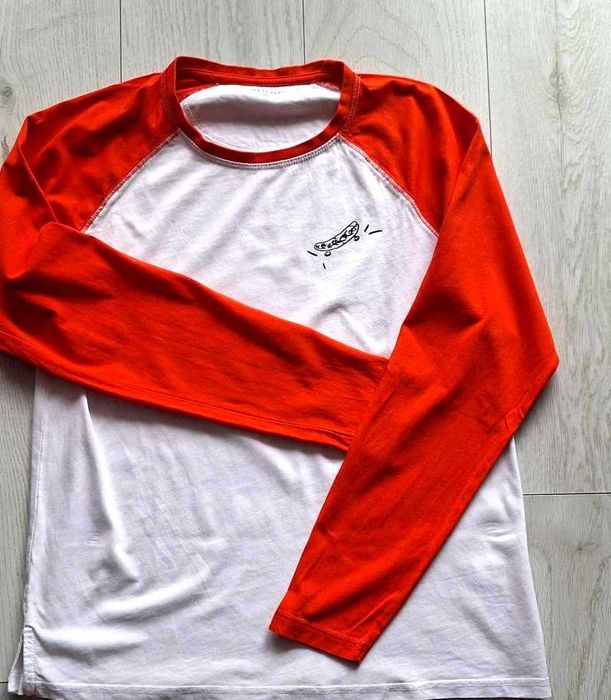 biała pomarańczowa koszulka z długim rękawem bluza