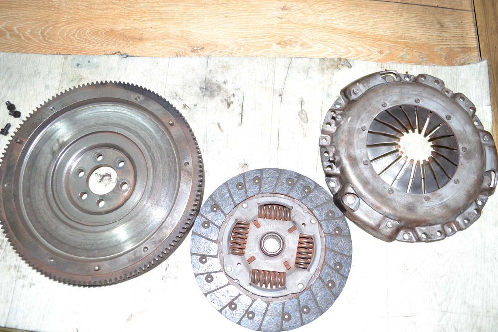 Б/у одномасовий маховик+комплект зчеплення Volkswagen Transporter T4 Passat B3 Golf 3 III Audi 80 B4 A6 C4 1.9 TD 037105271K