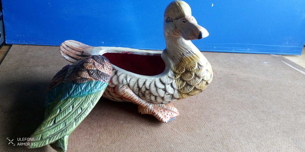 Pato de barro com tampa