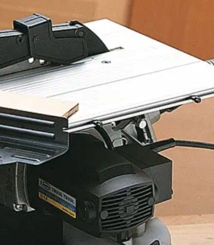 Serra de meia esquadria com prato em cima