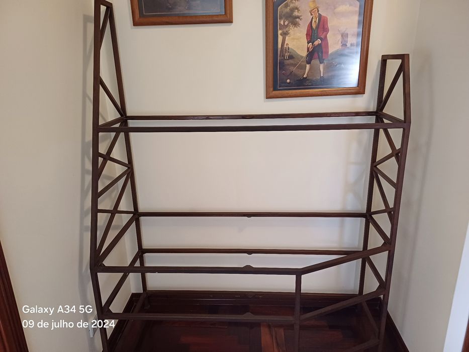 Estante livros, televisão e aparelhagem som em metal