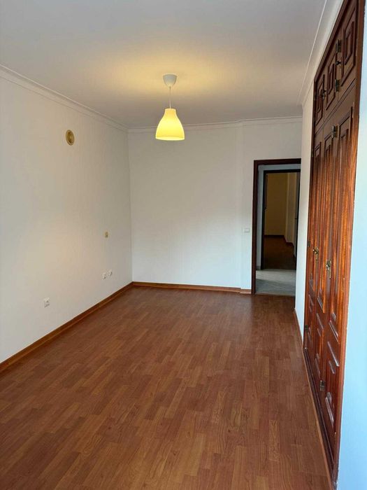 T2 Solarengo (Sul) com 2 WC, 2 Varandas, Vista Rio Sado e Lareira (Sem Mobília)