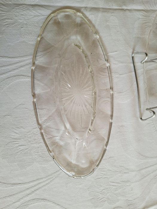 Dwa talerze podłużne