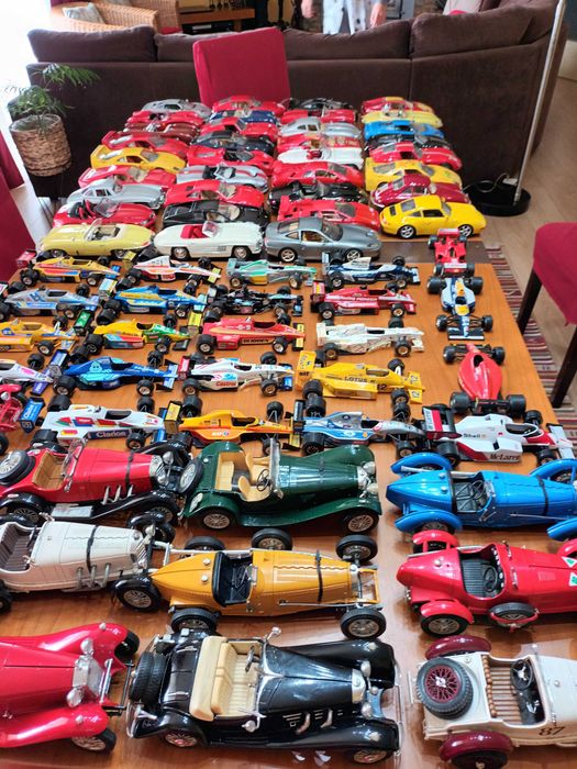 78 carros. Fantástica coleção Burago “Made in Italy” 1/18 ou 1:80