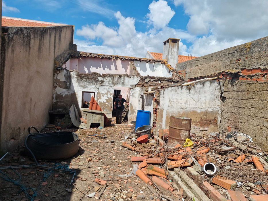 Casa para recuperar com quintal em Figueira de Cavaleiros