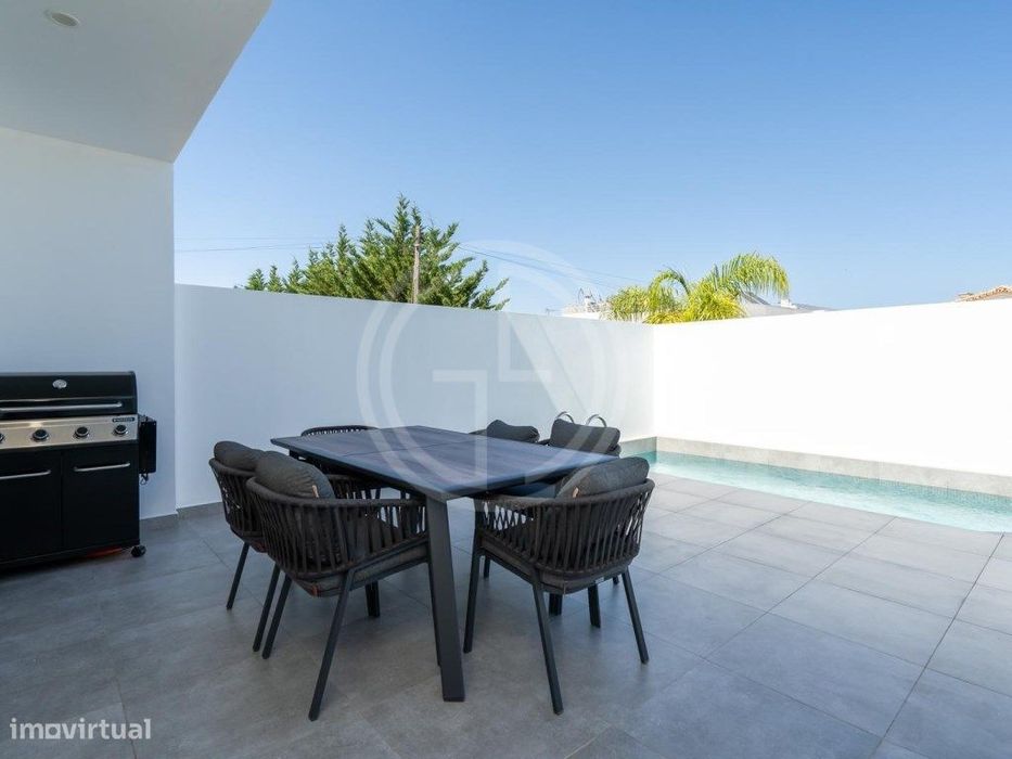 Moradia T4 com Piscina, Ginásio e Sala de Cinema nas Gambelas