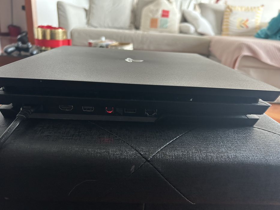 Ps4 Pro + comando preto (muito pouco usada)