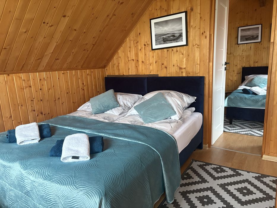 Domek na Mazurach nad jeziorem z linia brzegowa