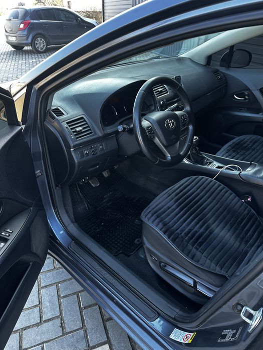 Toyota Avensis 1.8 бензин