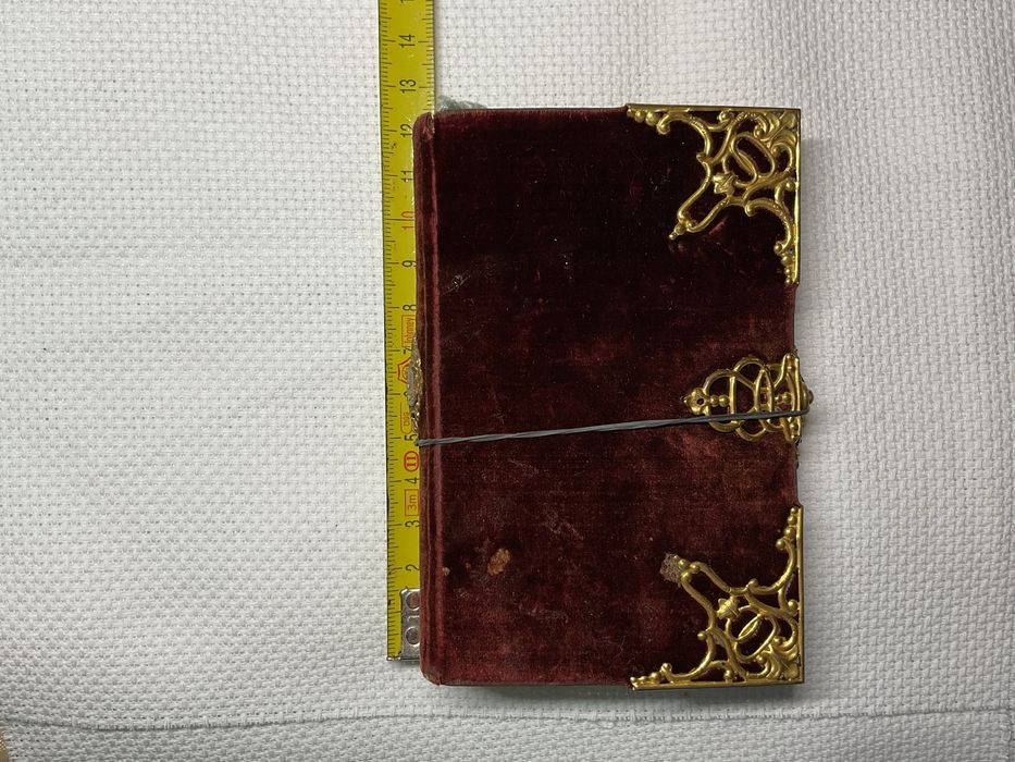 Livro religioso com ferragens douradas - Preces e orações quotidianas
