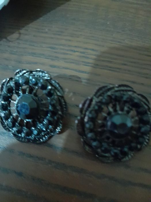 Brincos em fantasia cor preto bem lindos