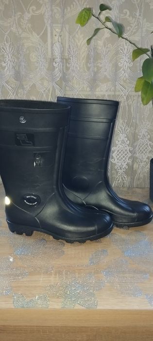 Продам резиновые сапоги